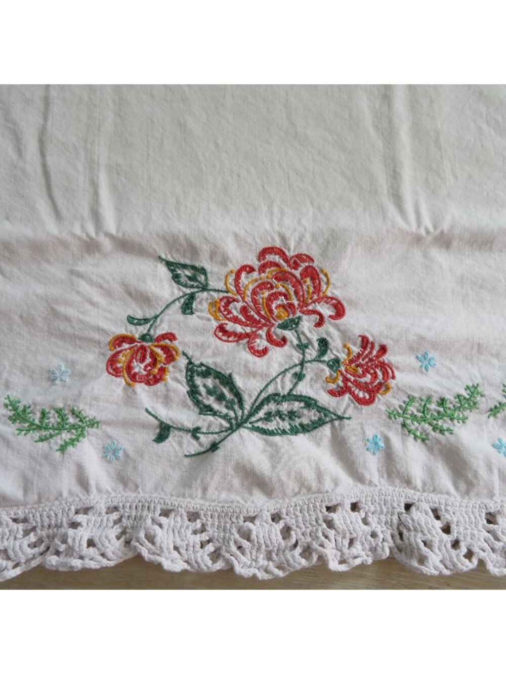 Vintage Handmade White Pillowcase Floral Embroidery Crochet Lace Trim 1 Standard